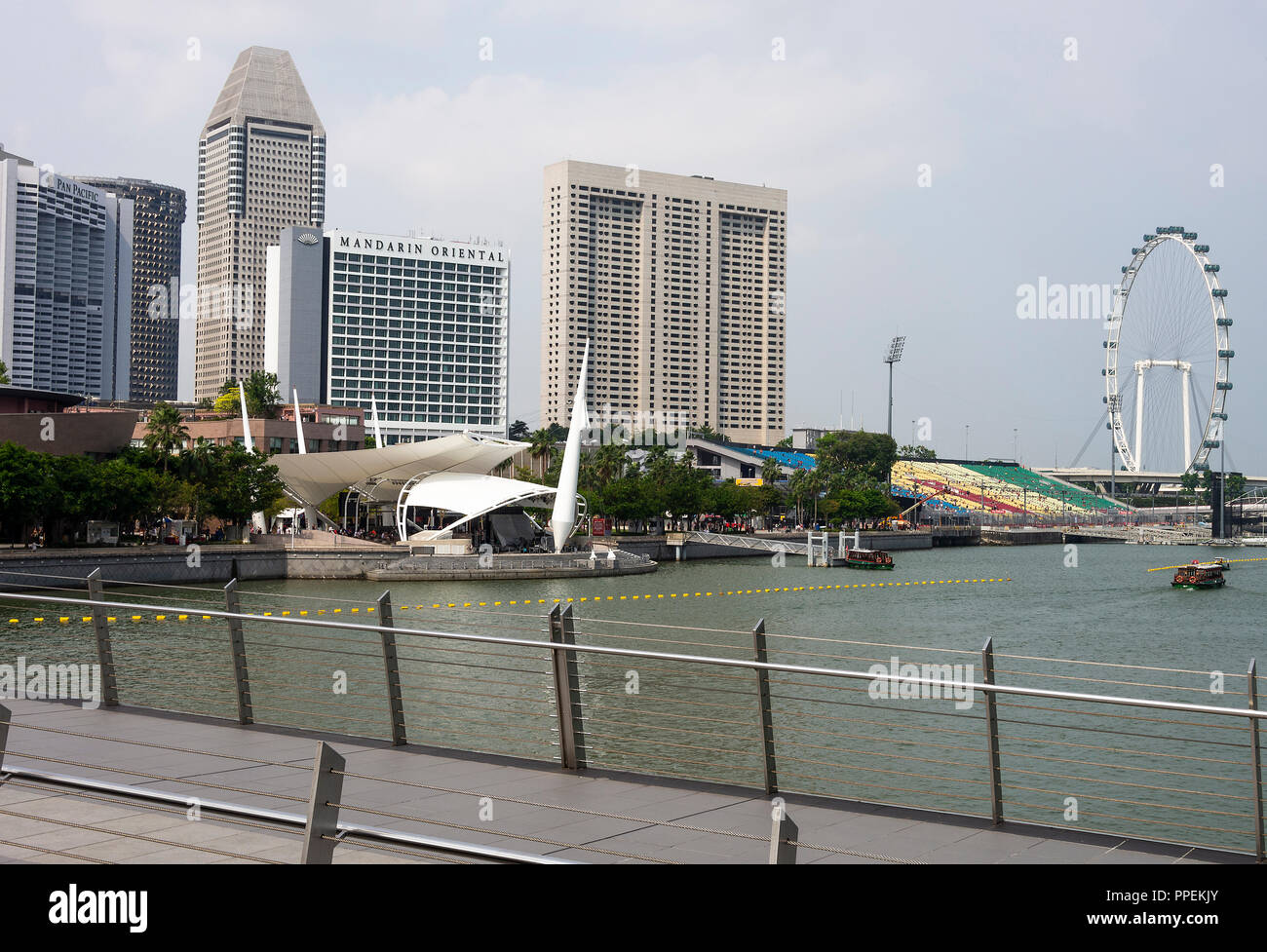 Marina Bay mit Promenade und Stage Singapore Flyer und leerer Tribüne für den Grand Prix von Singapur Mandarin Oriental Hotel Singapore Asia Stockfoto