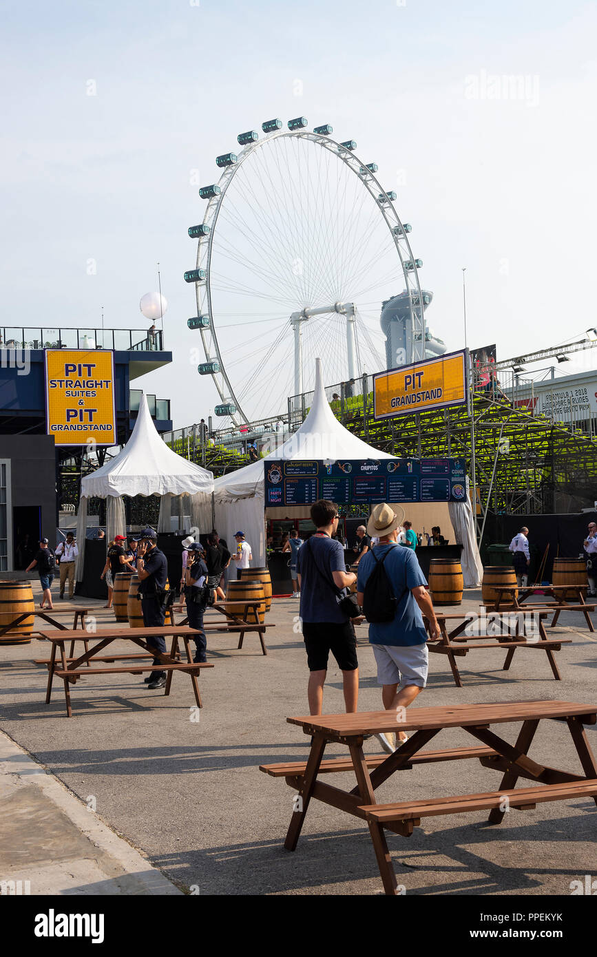 Das große Rad genannt Singapore Flyer zusammen mit Pit Grandstand bei Formel 1 Grand Prix 2018 in Singapur Republik Singapur Asien Stockfoto