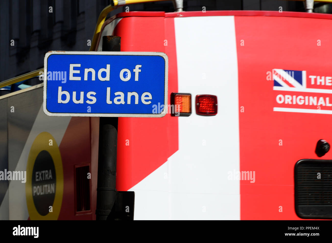 Ende der Busspur sign, The Strand, London, England, UK. Touristenbus vorbei Stockfoto