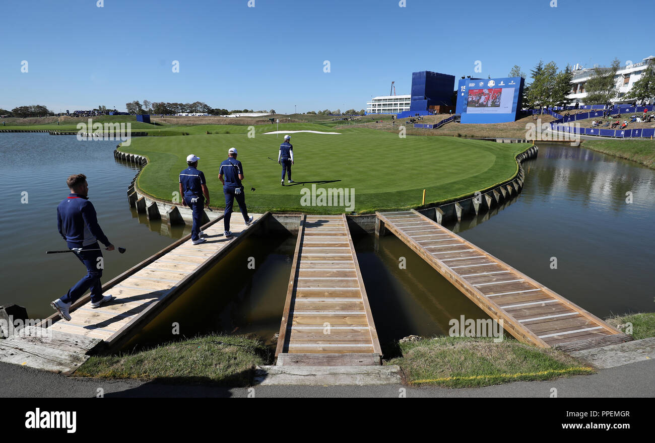 Team Europa Spieler gehen auf das 18. Während der Vorschau Tag zwei der Ryder Cup bei Le Golf National, Saint-Quentin-en-Yvelines, Paris. Stockfoto