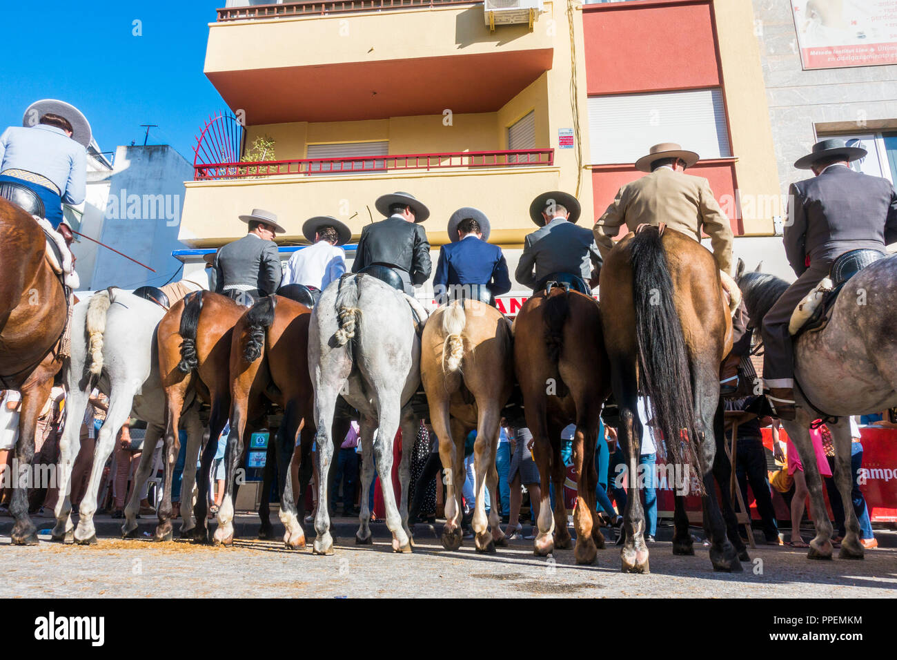 Pferde und Reiter aufgereiht an der Bar, während der jährlichen Pferd Tag. Fuengirola, Andalusien, Spanien. Stockfoto