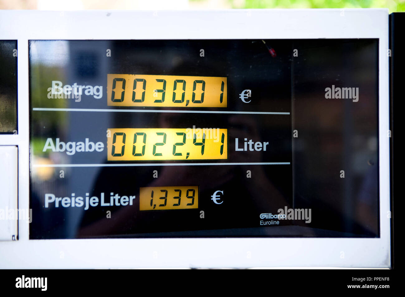 Anzeige der tanked Kraftstoffmenge und der Preis an eine Pumpe der unabhängigen und Befüllung von Alfred Foertsch in der Baubergerstrasse 16 Betrieben d in Moosach, die bezahlt werden sollen. Stockfoto