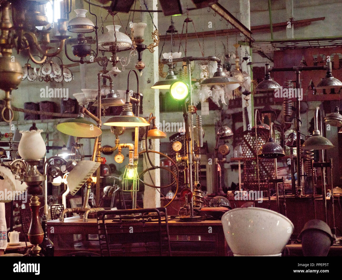 Eine Alte Alte Lampe Mit Einem Schatten In Einem Antiquitatenladen Antiquarian Shop Mit Alten Alten Lampen Antike Strasse Shop In Bali Stockfotografie Alamy