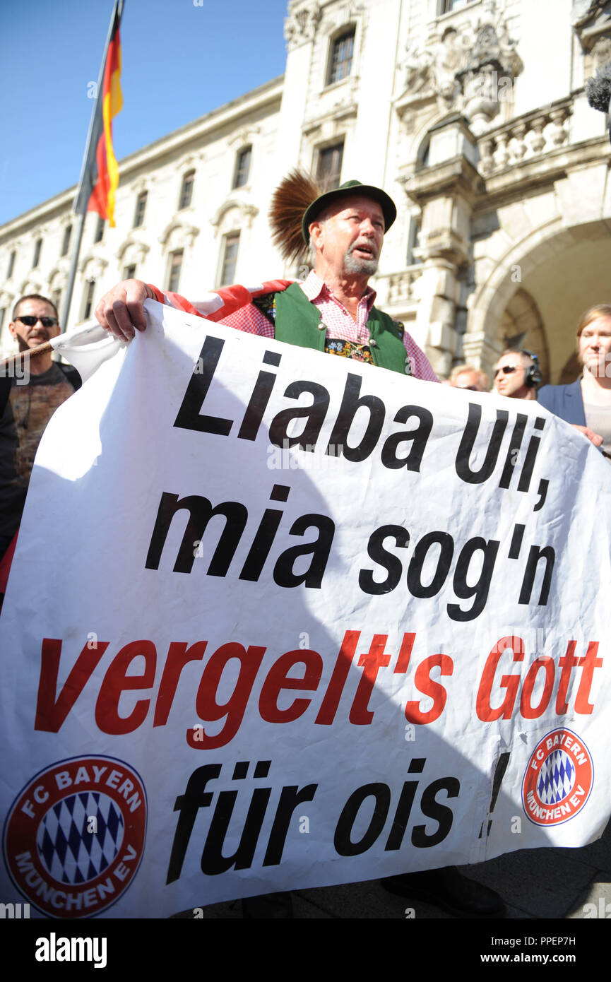 Ein Fan des FC Bayern München mit einem Plakat mit der Aufschrift 'Liaba Uli, mia sogn Vergelts Gott fuer ois'' vor dem Palast der Justiz in der Prielmayerstrasse warten auf das Urteil im Prozess gegen Uli Hoeneß, der steuerhinterziehung Gebühren zu beantworten, bevor das Landgericht II. Stockfoto