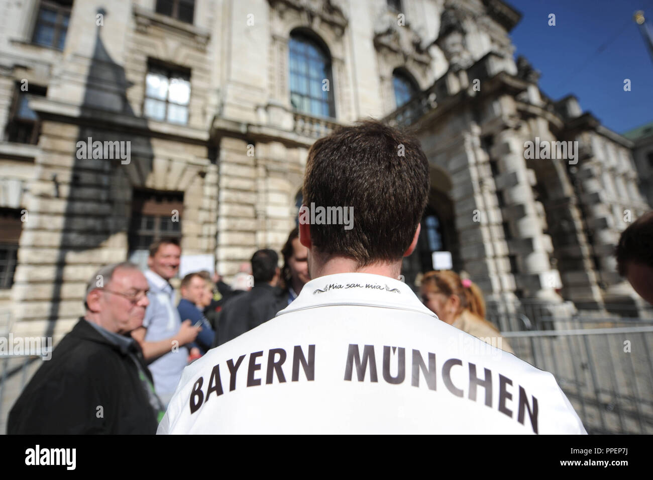 Ein Fan des FC Bayern München wartet vor dem Palast der Justiz in der Prielmayerstrasse für das Urteil im Prozess gegen Uli Hoeneß, der steuerhinterziehung Gebühren zu beantworten, bevor das Landgericht II. Stockfoto