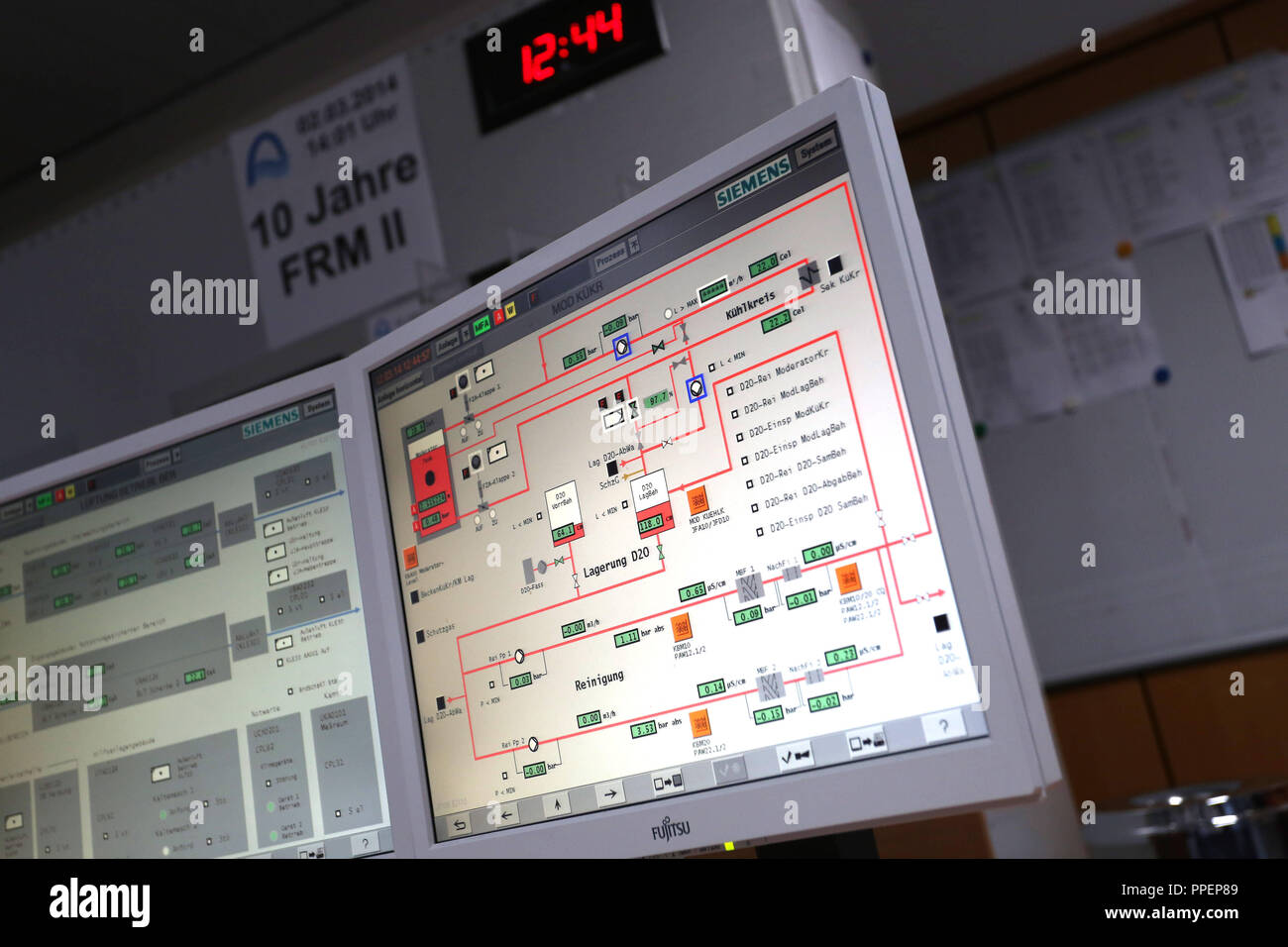 10 Jahre Neutronen Quelle an der Technischen Universität (TU) in Garching bei München. Das Foto zeigt die Überwachung des Kühlwasserkreislaufs in der Leitwarte während der regelmäßigen Wartung (10-Jahr Wartung). Stockfoto