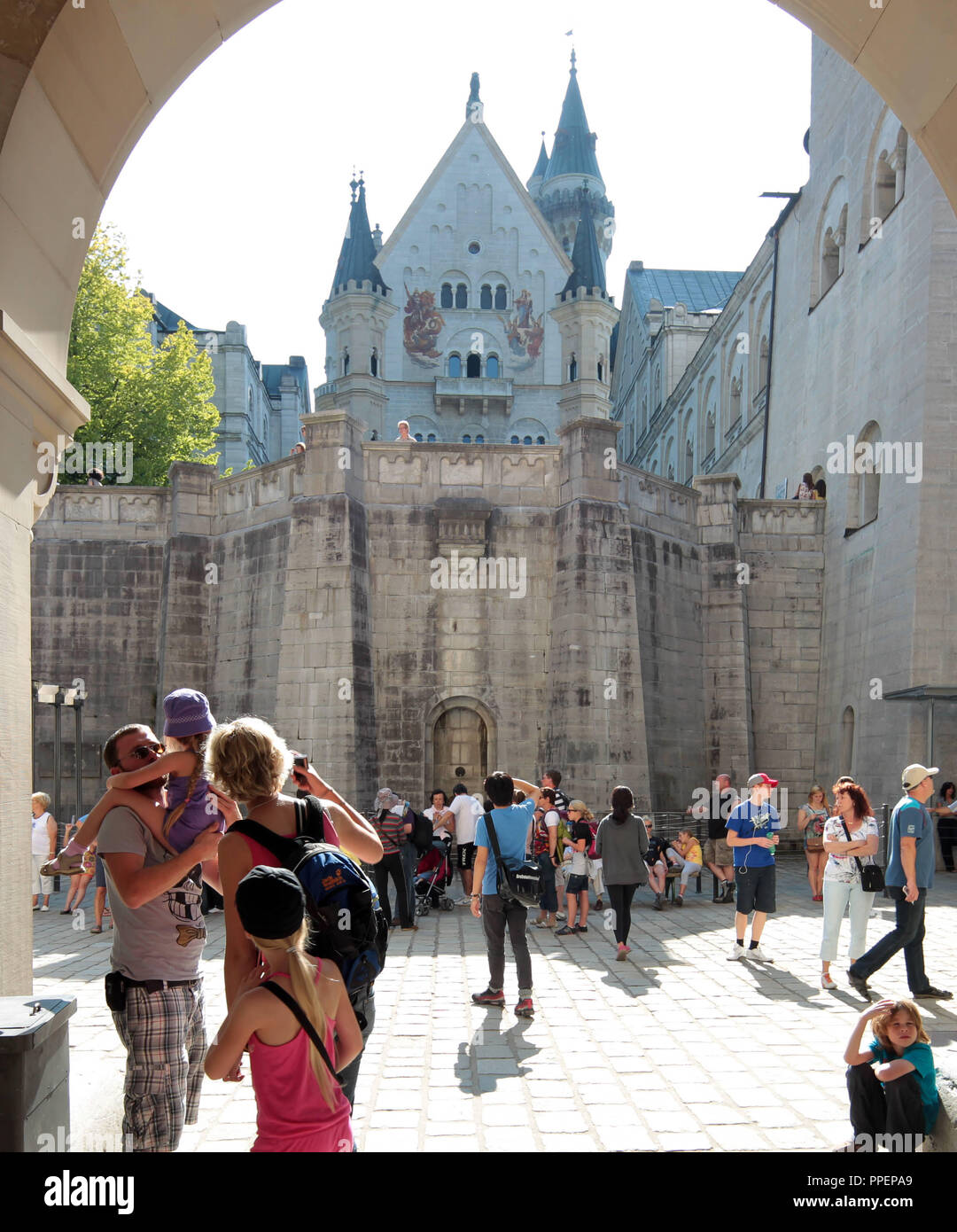 Asiatische Touristen auf Schloss Neuschwanstein in Hohenschwangau warten auf Ihrer Tour. Stockfoto