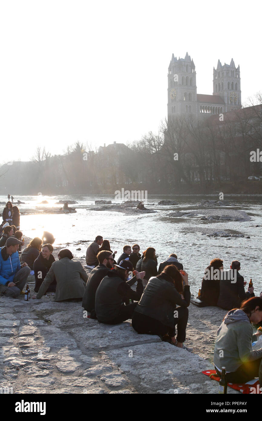 Münchner Leute genießen ein warmer Tag im März auf der Isar in der Nähe der Reichenbachbrücke. Stockfoto