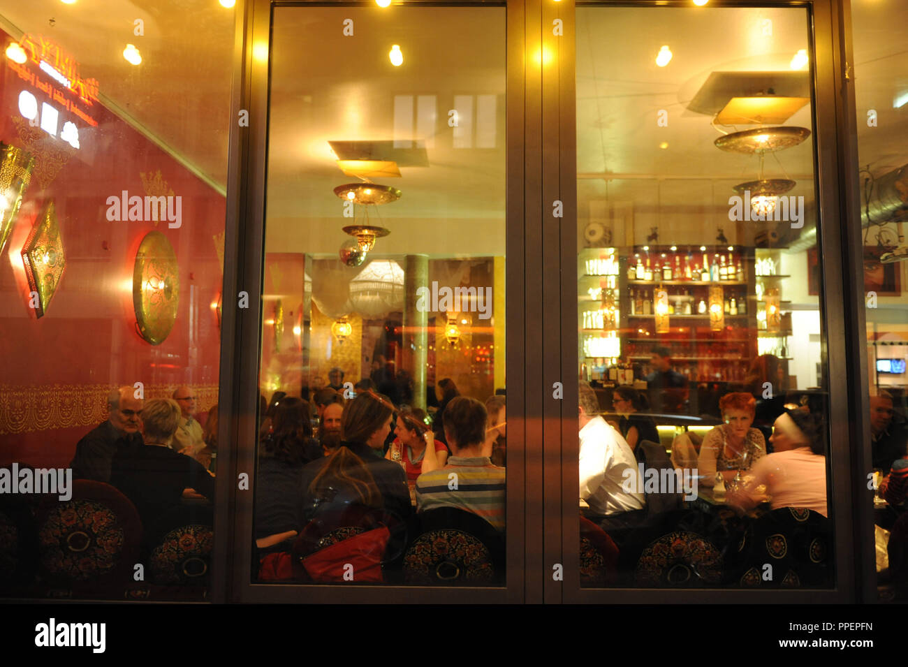 Gäste des afghanischen Restaurant 'Bamyan Narges" in der Hans-Sachs-Straße in München, Deutschland Stockfoto