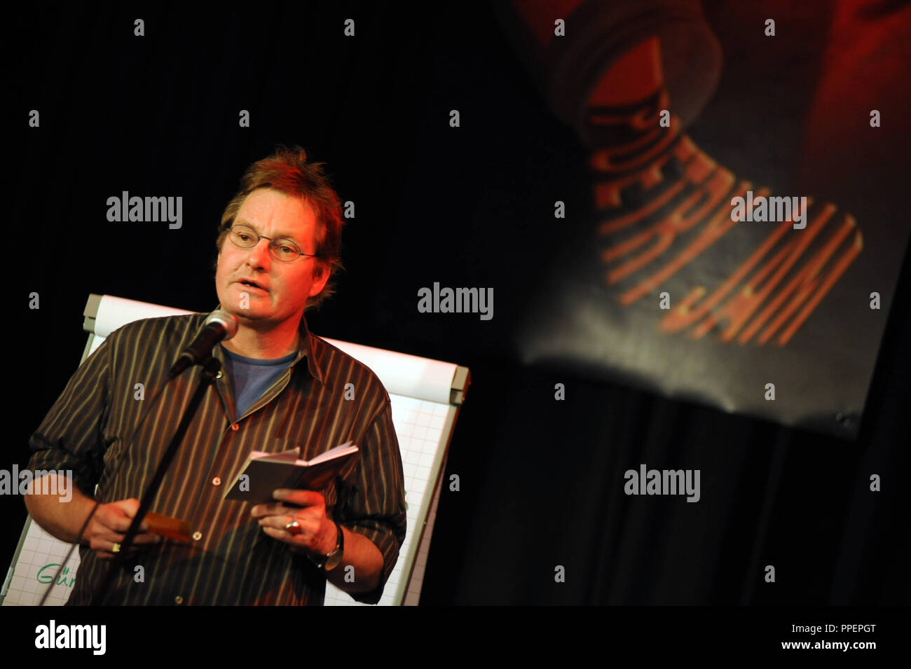 Slammer Sven Kalb bei der Premiere bei der Poesie Stau an der Zwischenzeit, München, Deutschland Stockfoto