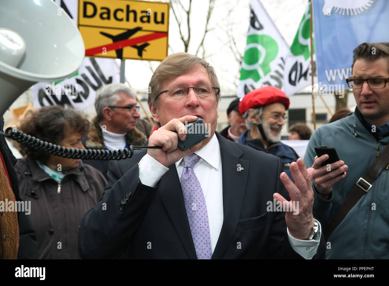 Die umstrittene dritte Start- und Landebahn am Flughafen München können aus rechtlicher Sicht gebaut werden. Der bayerische Verwaltungsgerichtshof wies alle 17 Klagen gegen die Milliarden Projekt. Im Bild Flughafen CEO Michael Kerkloh nach der Urteilsverkündung der Start- und Landebahn Gegner. Stockfoto