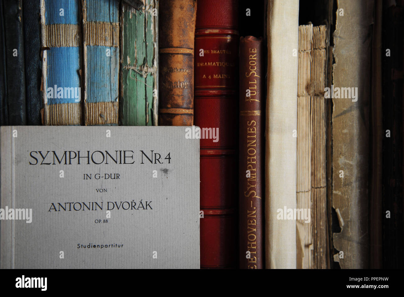 Hinweise der Symphonie Nr. 4 in G-Dur von Antonin Dvorak in der Musik Antiquariat von Michael Raab in der Nähe der Munich Arabellapark, Deutschland Stockfoto