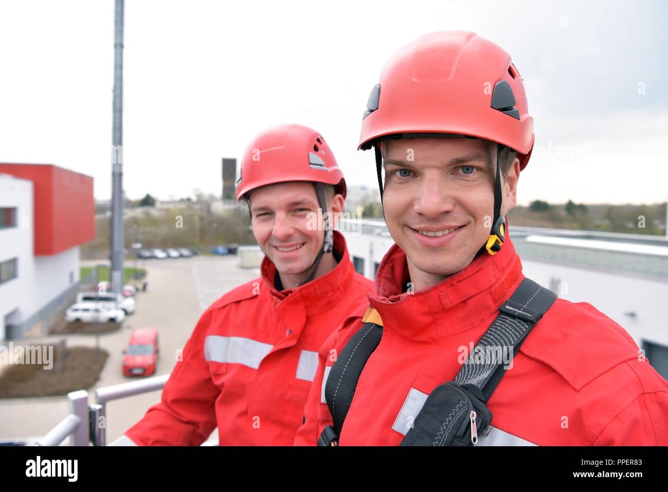 Ausbildung in Höhe Rettung bei der Feuerwehr - Notbetrieb mit einer Laufkatze und Abseilen Stockfoto