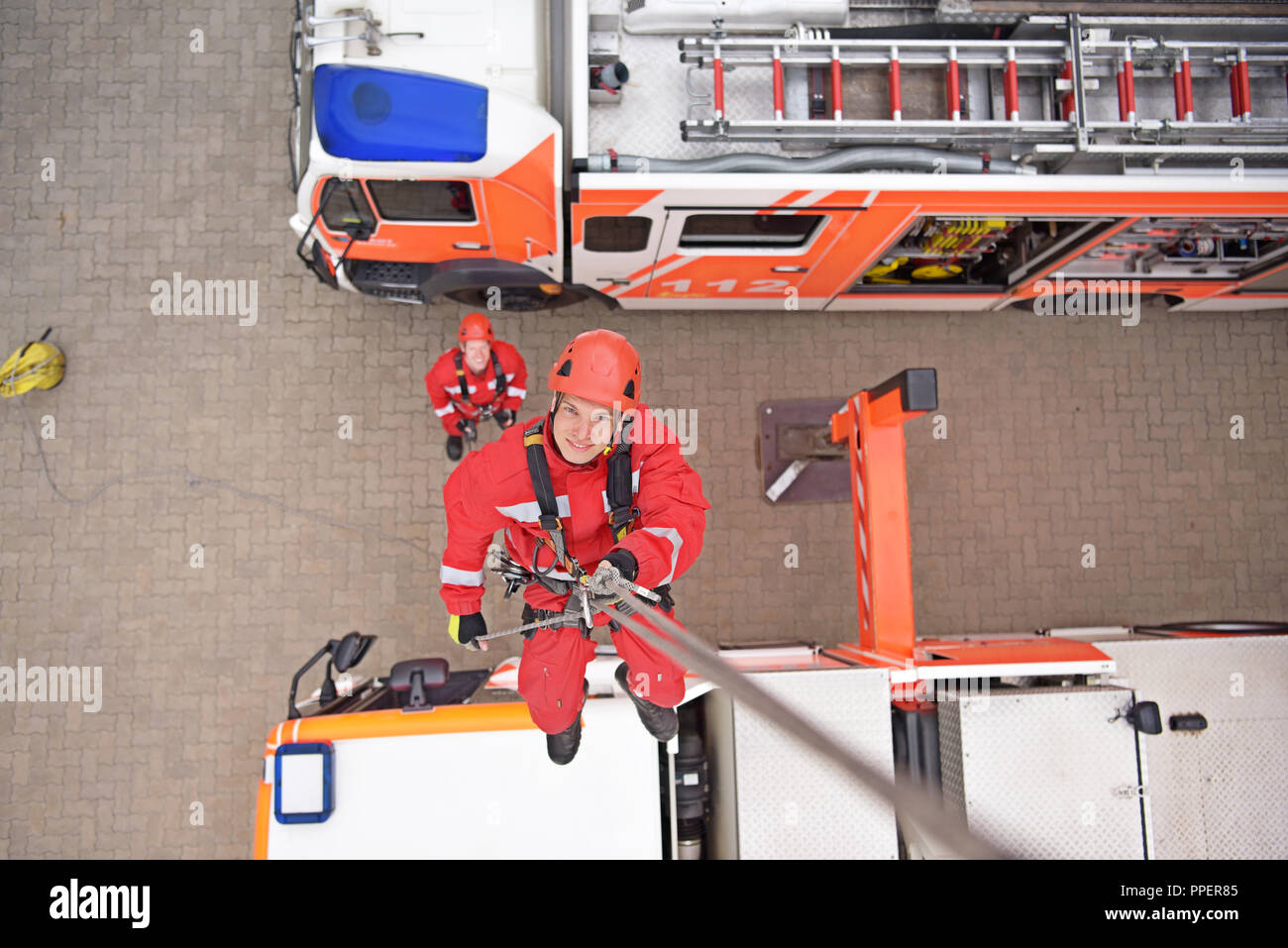 Ausbildung in Höhe Rettung bei der Feuerwehr - Notbetrieb mit einer  Laufkatze und Abseilen Stockfotografie - Alamy