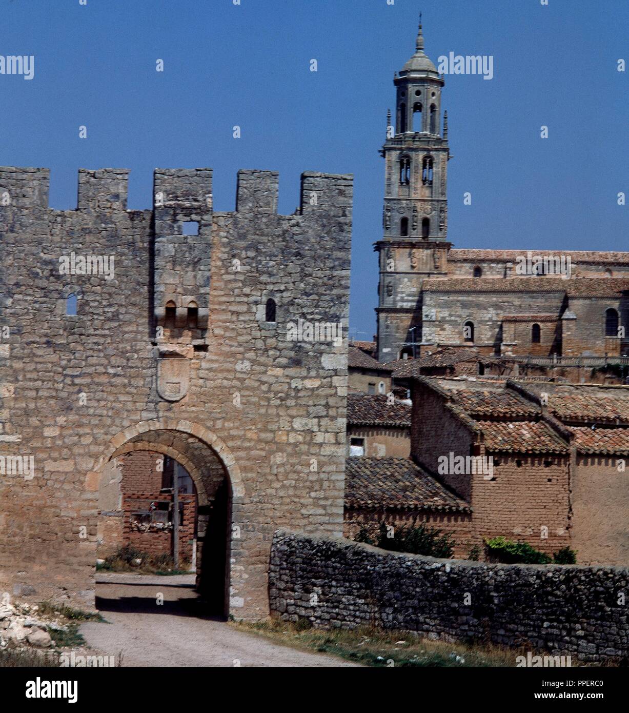 ARCO DE LA MURALLA DE SANTA MARIA DEL CAMPO DEL SIGLO XV CON LA IGLESIA DE NUESTRA SEÑORA DE LA ASUNCIÓN AL FONDO. Lage: an der Außenseite. BURGOS. Spanien. Stockfoto