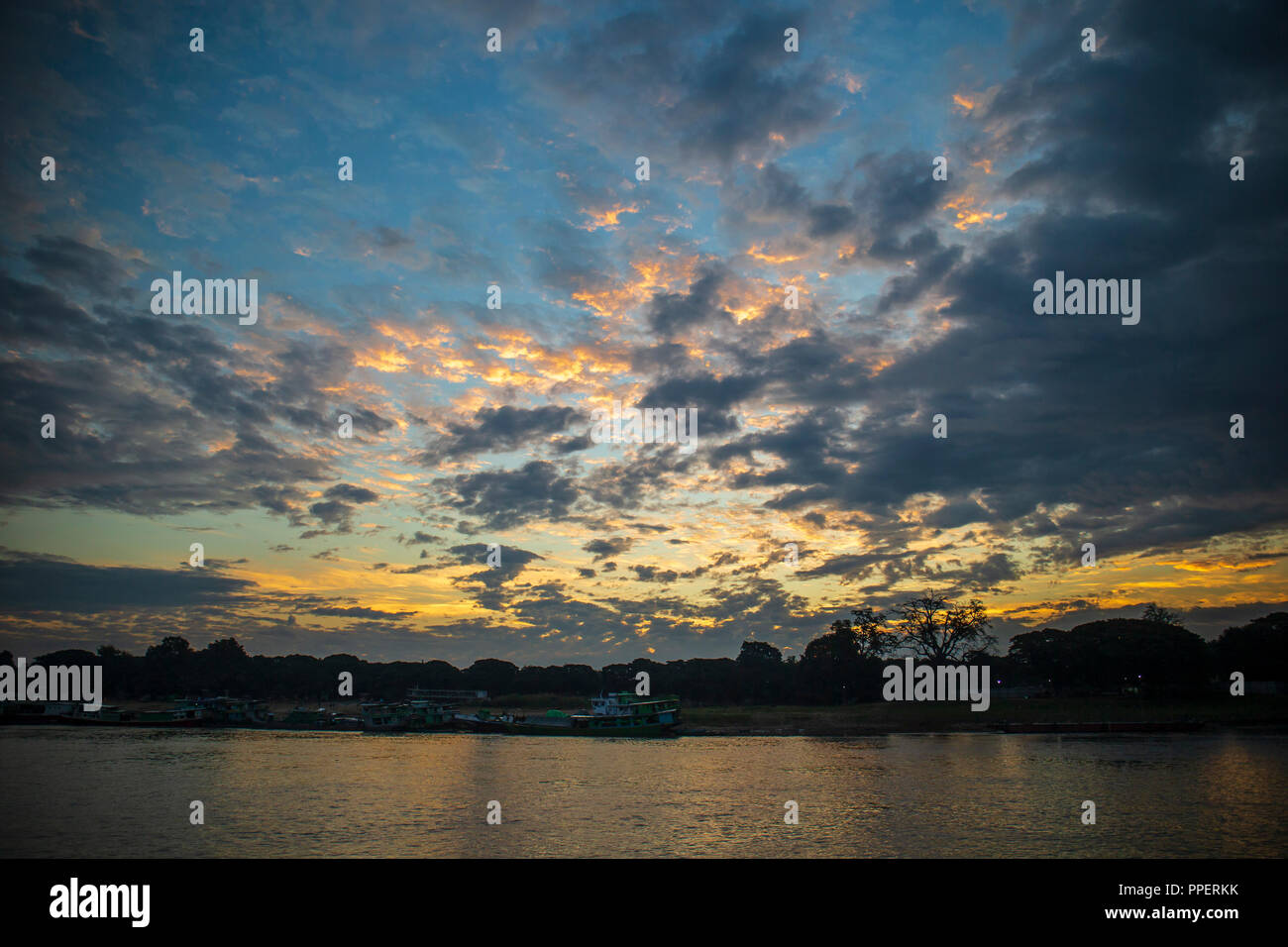 Dunkel Am Fruhen Morgen Sky Szene Stockfoto Bild 220372759 Alamy