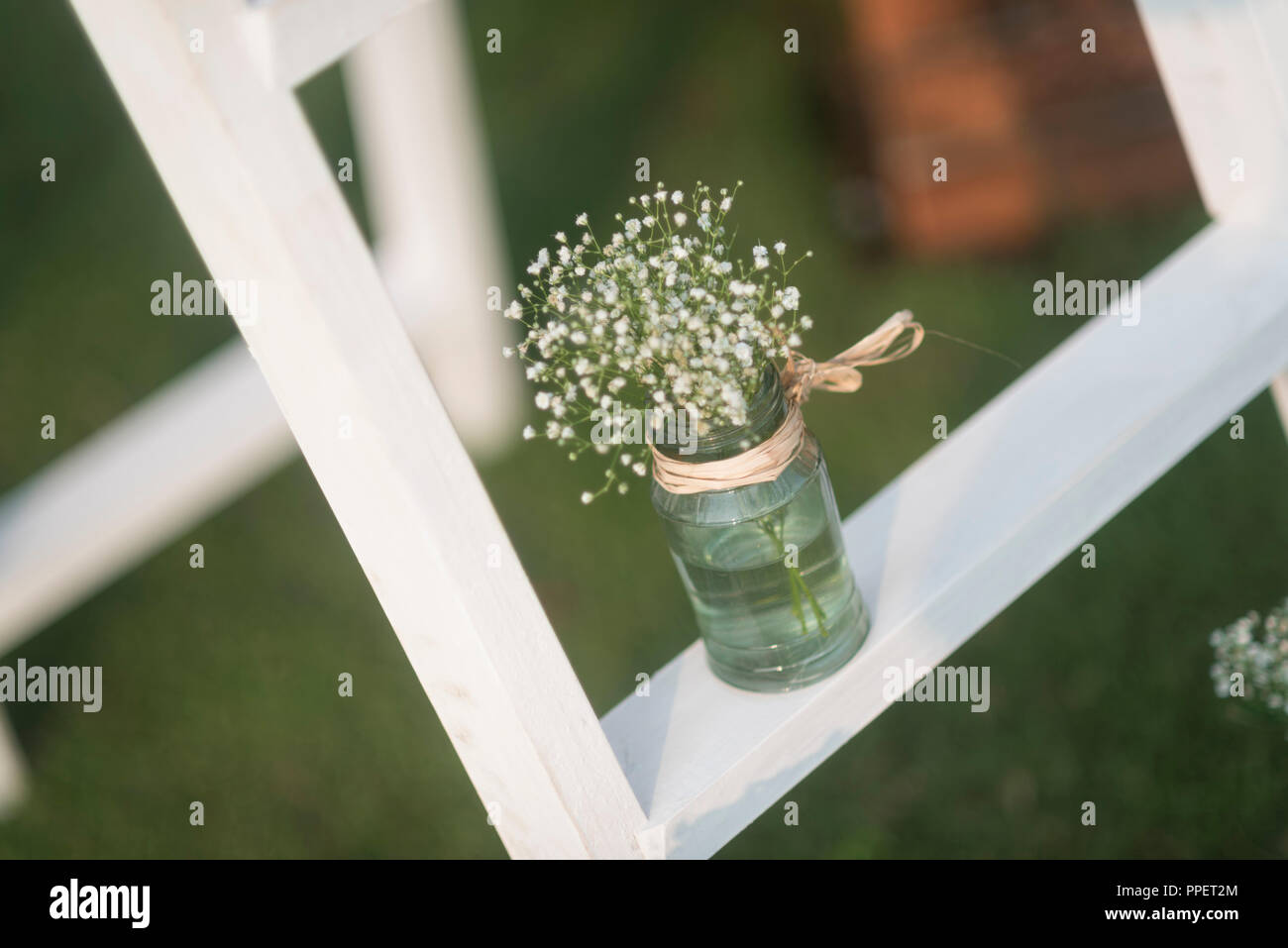 Dekor für Strand weddingflower Einrichtung hotel Lobby. Tabelle Einrichtung, Funktion Einrichtung, Blumenarrangements, Mason jars, frische Blumen Stockfoto