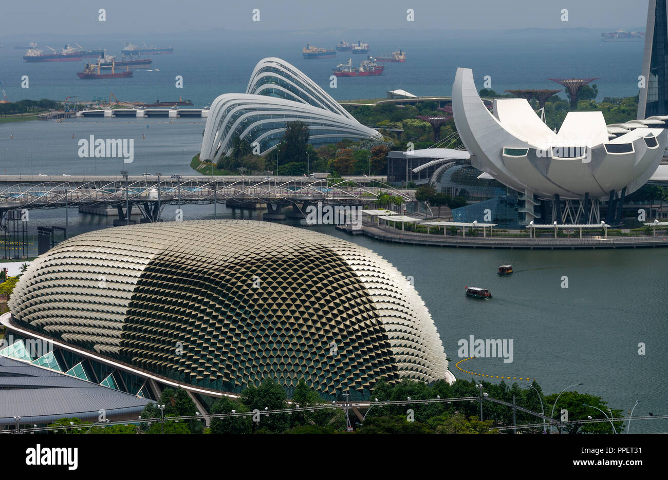 Eines der Esplanade Theater an der Bucht und das Arts Science Museum mit Gärten an der Bucht in Marina Bay Singapur Asien Stockfoto