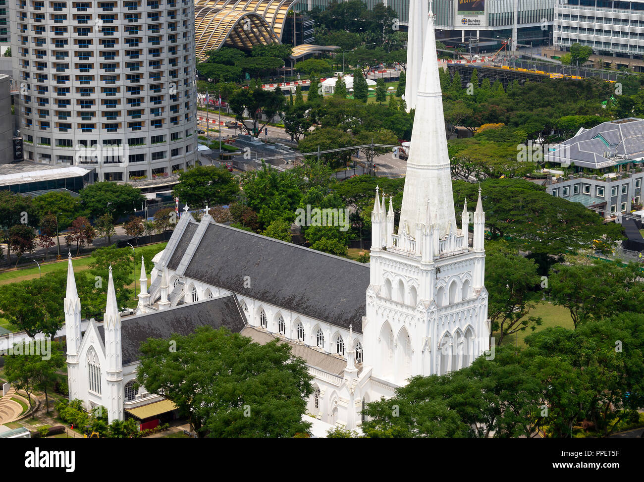 Eine Luftaufnahme von St. Andrew's Cathedral aus dem Peninsula Excelsior Hotel in Singapur Asien Stockfoto