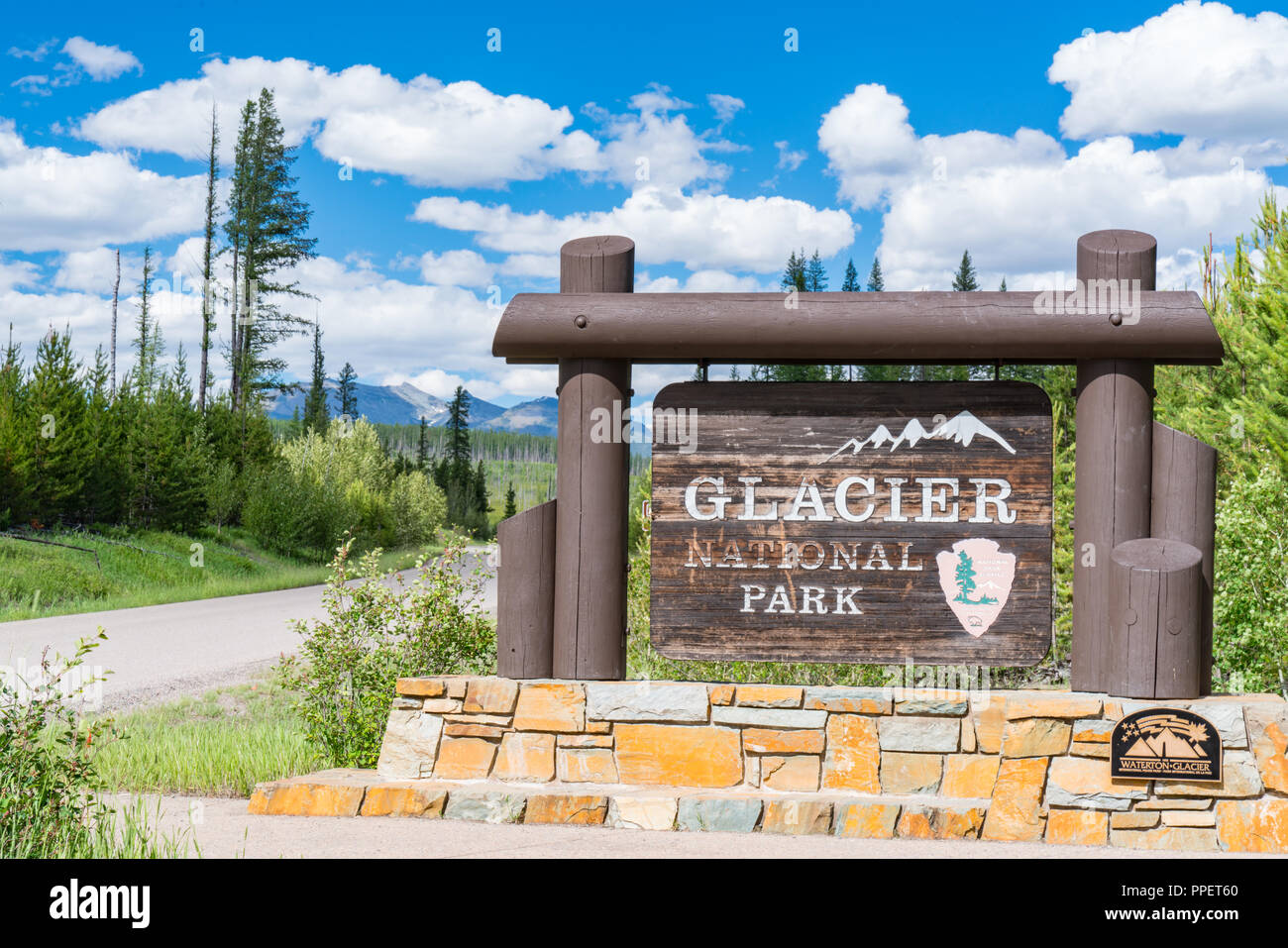 WEST GLACIER, MT - 26. JUNI 2018: Am Eingang zum Glacier National Park, Montana Willkommen Anmelden Stockfoto