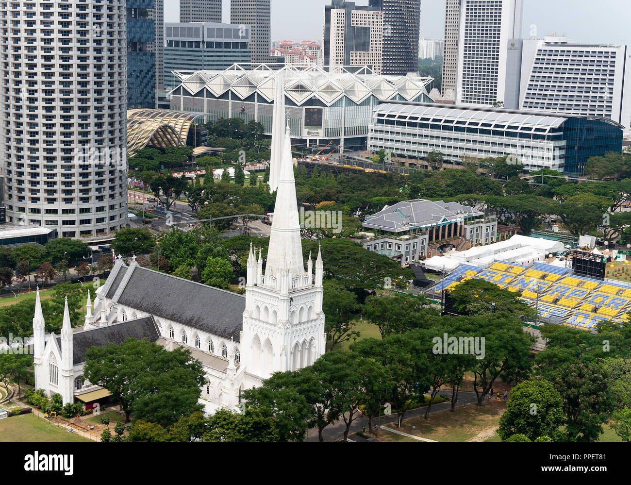 Luftaufnahme der Kathedrale von Saint Andrew und des Singapore Recreation Club vom Peninsula Excelsior Hotel in Singapur Asien Stockfoto
