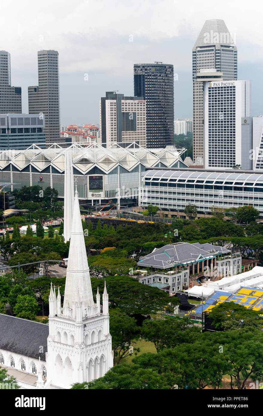 Luftaufnahme der Kathedrale von Saint Andrew und des Singapore Recreation Club vom Peninsula Excelsior Hotel in Singapur Asien Stockfoto