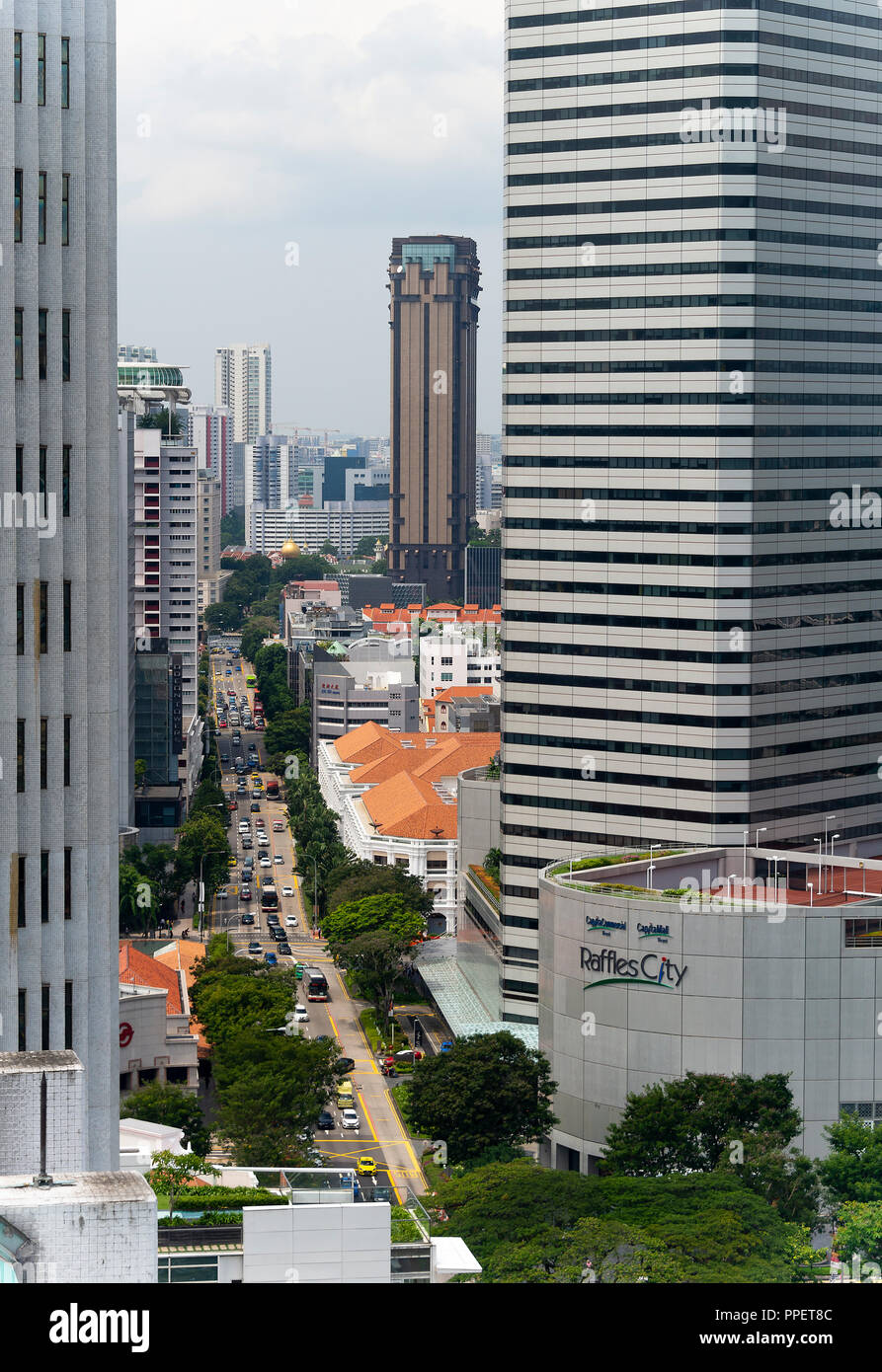 Luftaufnahme von Raffles City Komplex und Raffles Hotel zusammen mit der North Bridge Road vom Dach der Peninsula Excelsior Hotel Singapore Asien Stockfoto