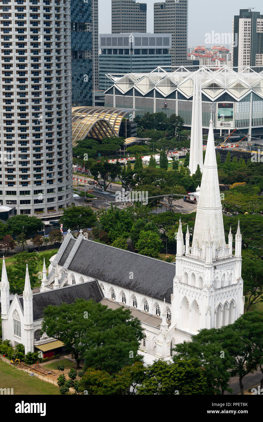 Eine Luftaufnahme von St. Andrew's Cathedral aus dem Peninsula Excelsior Hotel in Singapur Asien Stockfoto