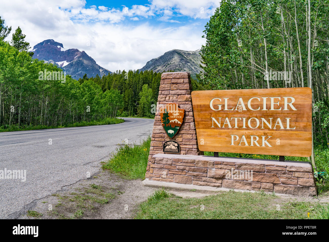 BABB, MT - 26. JUNI 2018: Am Eingang zum Glacier National Park, Montana Willkommen Anmelden Stockfoto