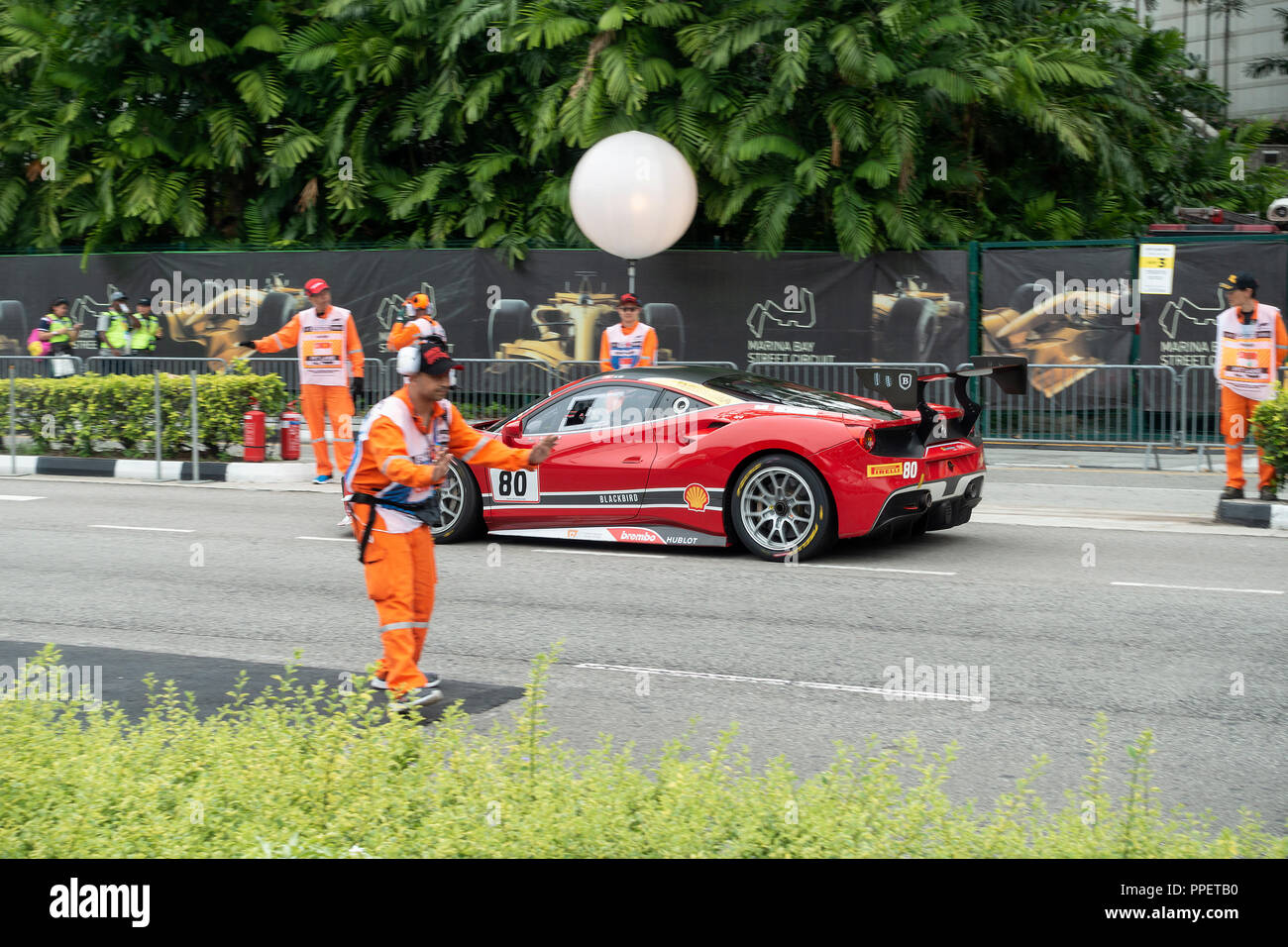 Ferrari 488 Sport Rennwagen der Ferrari Challenge Asia Pacific Serie an der Marina Bay Street Circuit in Singapur Stockfoto