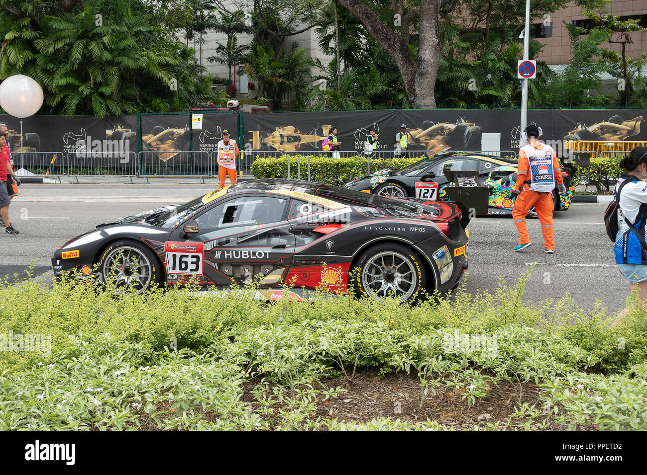 Ferrari 488 Sport Rennwagen der Ferrari Challenge Asia Pacific Serie an der Marina Bay Street Circuit in Singapur Stockfoto