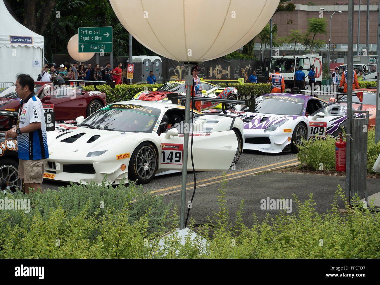 Ferrari 488 Sport Rennwagen der Ferrari Challenge Asia Pacific Serie an der Marina Bay Street Circuit in Singapur Stockfoto