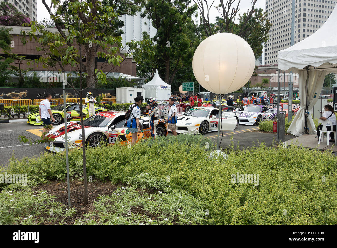 Ferrari 488 Sport Rennwagen der Ferrari Challenge Asia Pacific Serie an der Marina Bay Street Circuit in Singapur Stockfoto