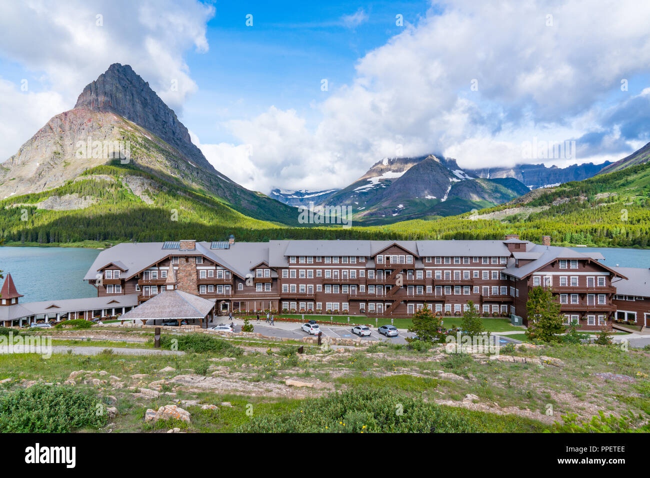 Viele Gletscher, MT - 30. JUNI 2018: Many Glacier Lodge an den Ufern des Swift Current See im Glacier National Park, Montana Stockfoto