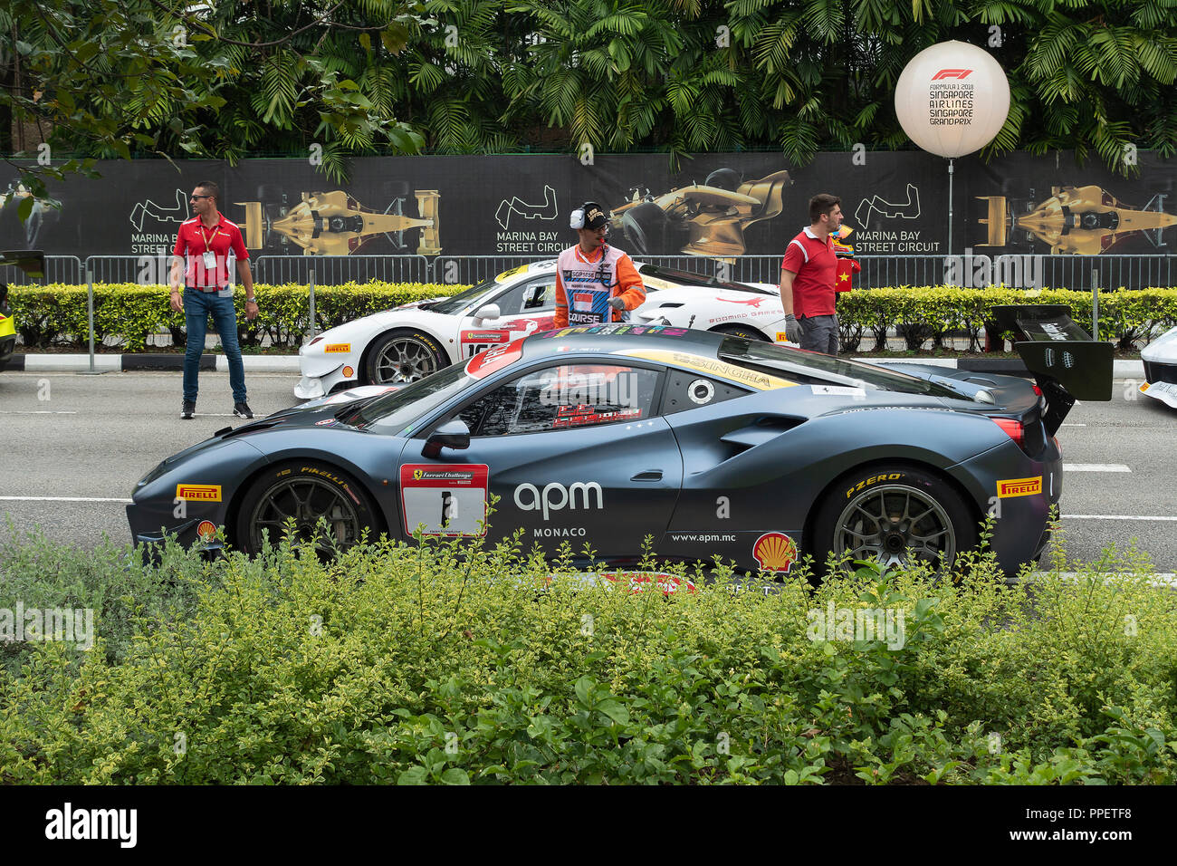 Ferrari 488 Sport Rennwagen der Ferrari Challenge Asia Pacific Serie an der Marina Bay Street Circuit in Singapur Stockfoto