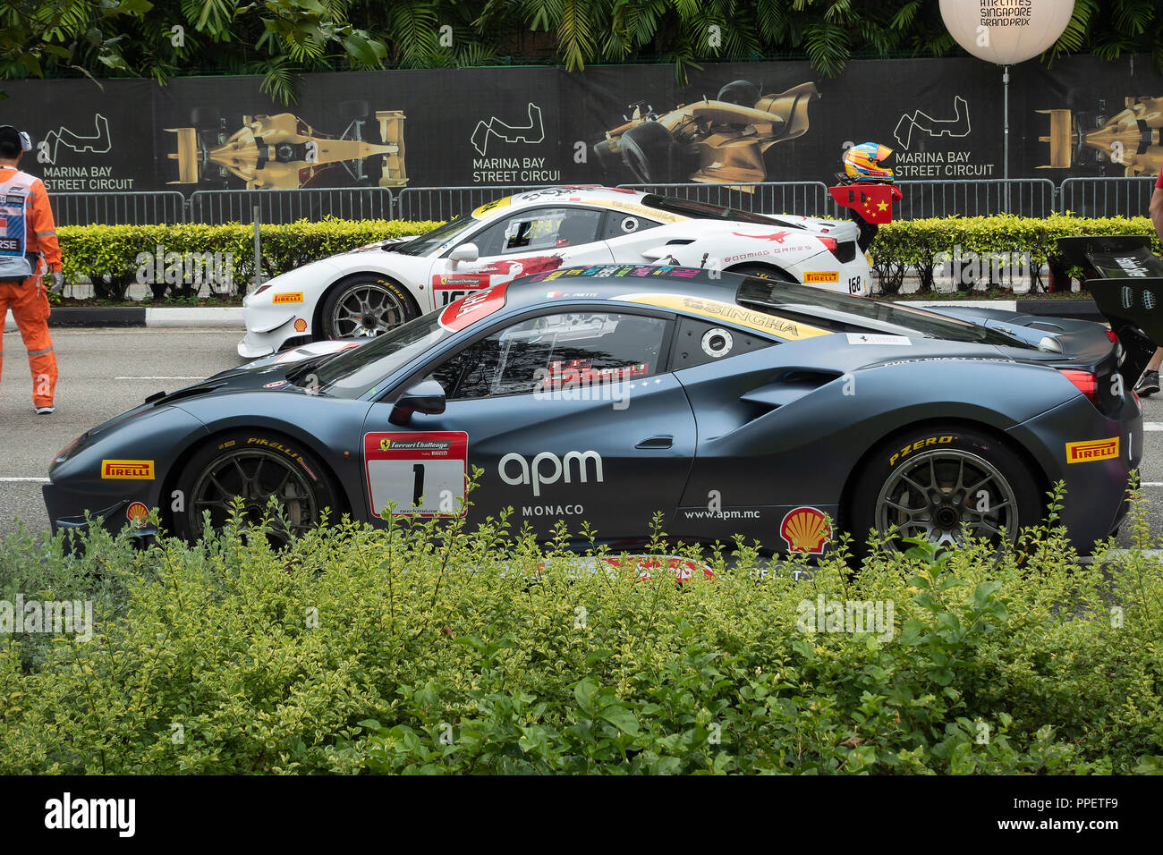 Ferrari 488 Sport Rennwagen der Ferrari Challenge Asia Pacific Serie an der Marina Bay Street Circuit in Singapur Stockfoto