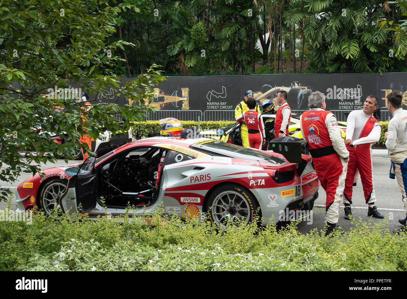Ferrari 488 Sport Rennwagen der Ferrari Challenge Asia Pacific Serie an der Marina Bay Street Circuit in Singapur Stockfoto