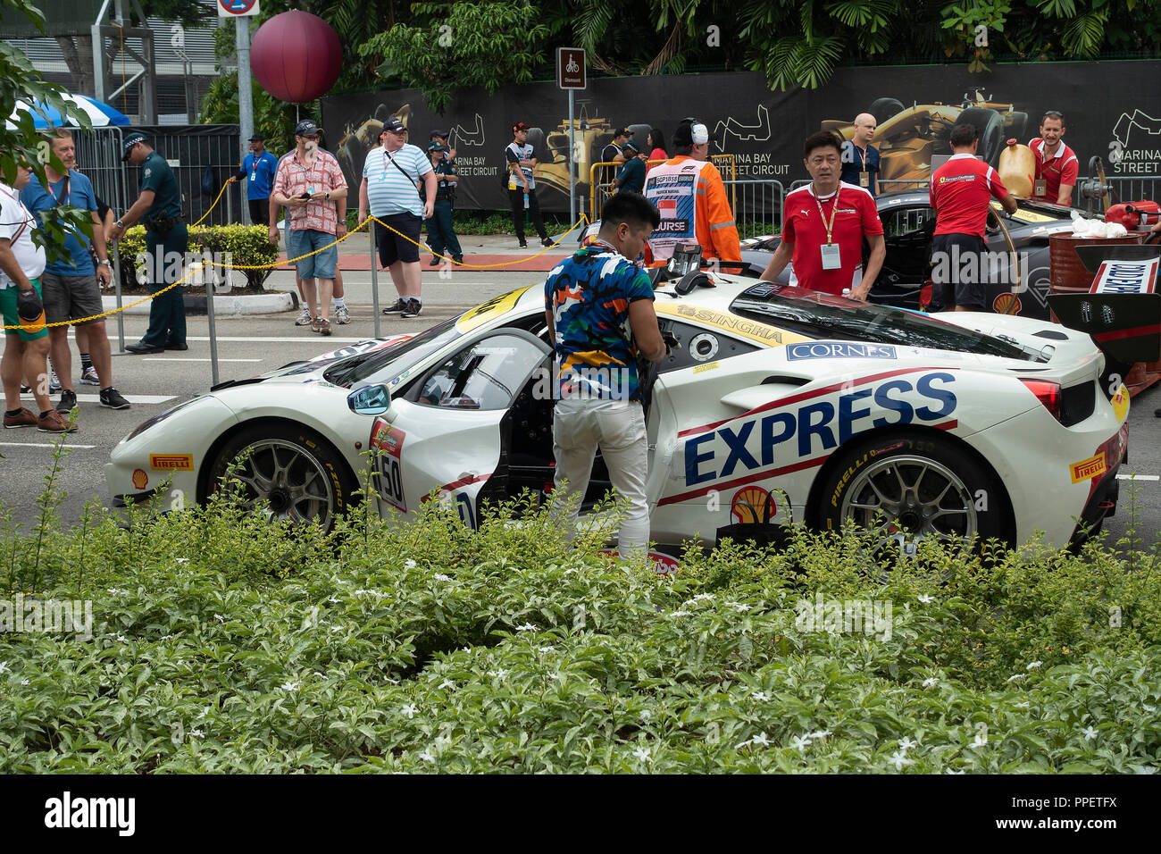Ferrari 488 Sport Rennwagen der Ferrari Challenge Asia Pacific Serie an der Marina Bay Street Circuit in Singapur Stockfoto