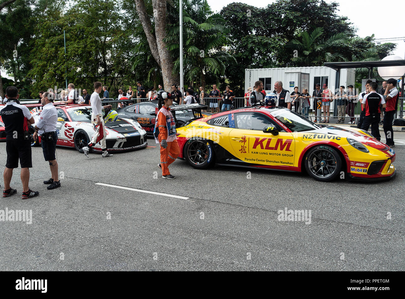 Porsche 911 GT3-Rennwagen Teilnehmenden im Porsche Carrera Cup Asien an der Marina Bay Street Circuit Singapur Asien Stockfoto