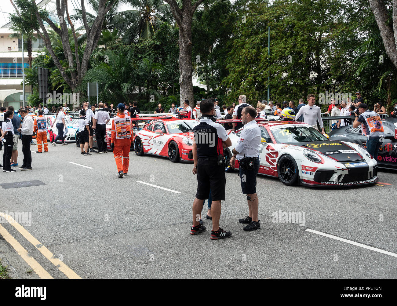 Porsche 911 GT3-Rennwagen Teilnehmenden im Porsche Carrera Cup Asien an der Marina Bay Street Circuit Singapur Asien Stockfoto