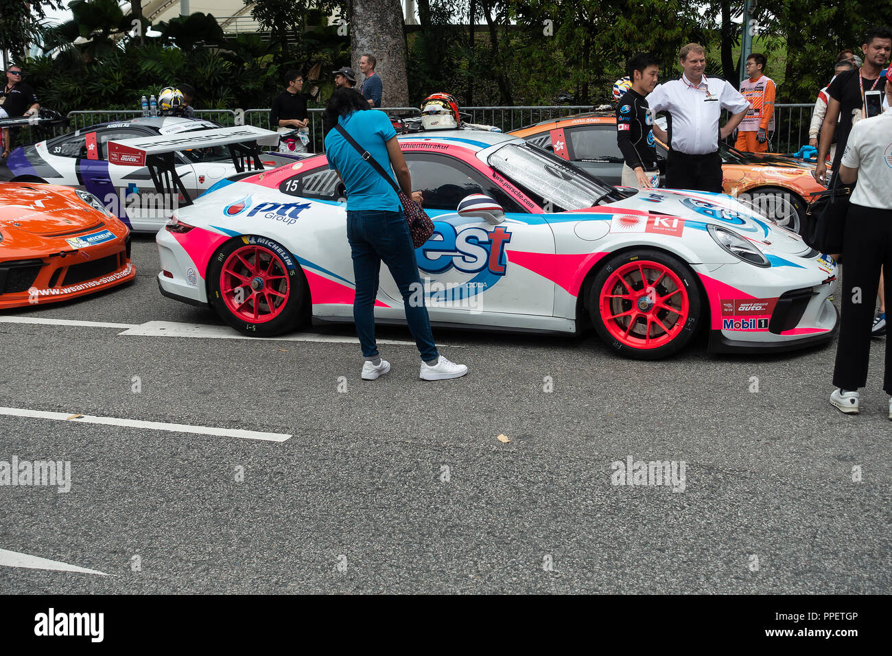 Porsche 911 GT3-Rennwagen Teilnehmenden im Porsche Carrera Cup Asien an der Marina Bay Street Circuit Singapur Asien Stockfoto
