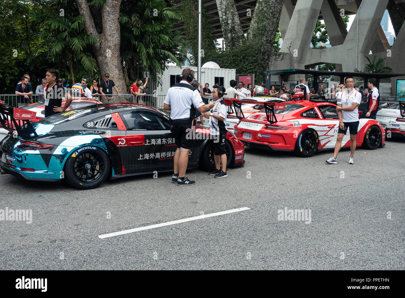 Porsche 911 GT3-Rennwagen Teilnehmenden im Porsche Carrera Cup Asien an der Marina Bay Street Circuit Singapur Asien Stockfoto