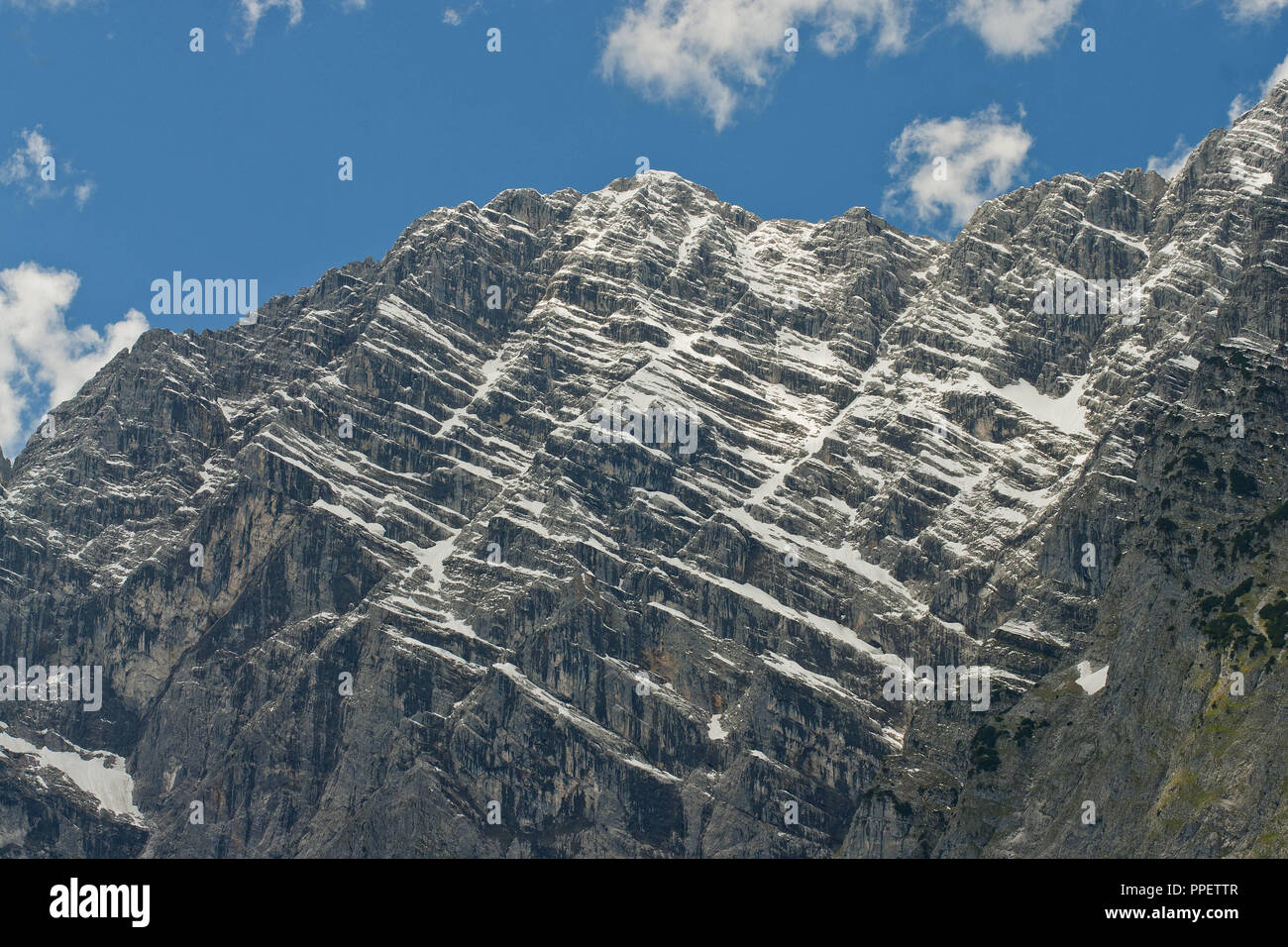 Die imposante Watzmannostwand (Watzmann Ostwand), im südlichen Teil des Landkreises Berchtesgadener Land, ist der zweithöchste Berg in Deutschland mit seiner Höhe von 2713 Meter, Bayern, Deutschland. Stockfoto