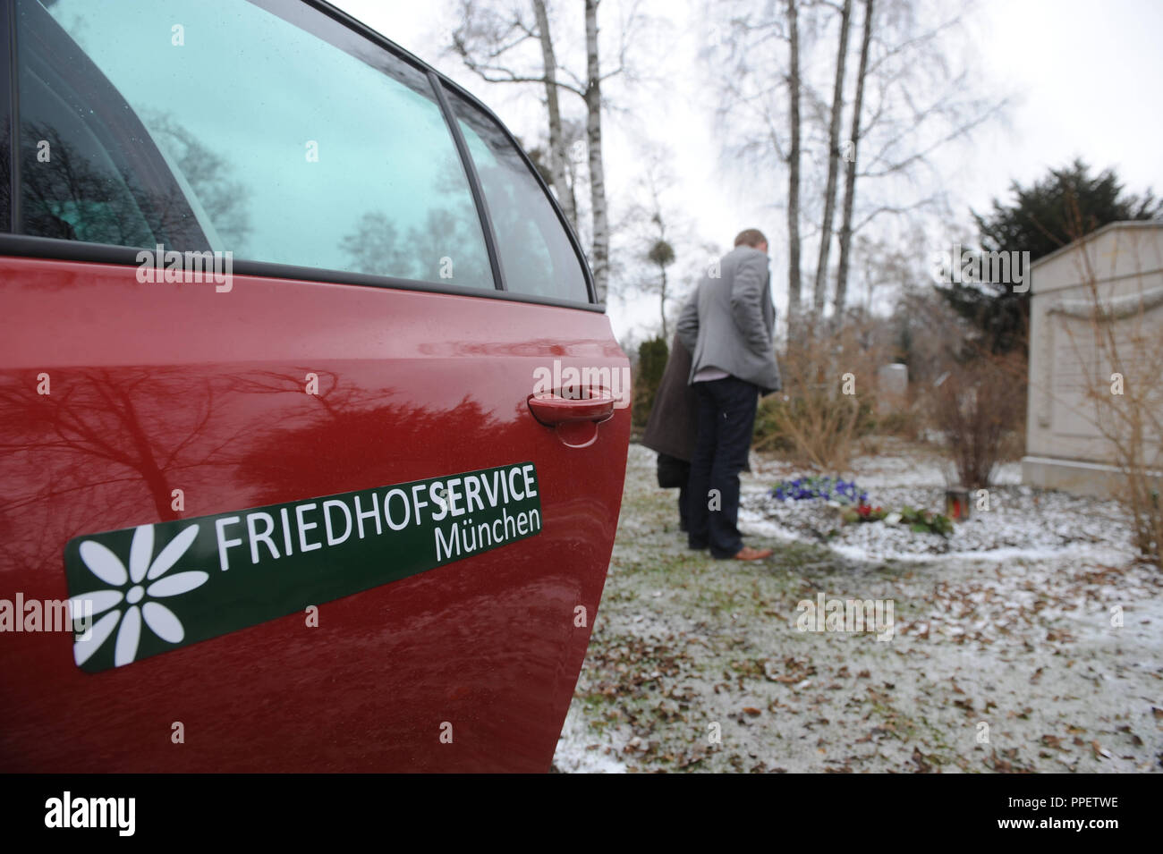 Die kostenlosen Friedhof Chauffeur Service der Münchner Unternehmen' Vispiron" nimmt ältere Menschen an den Ort, wo ihre Verwandten kostenlos begraben sind. Stockfoto