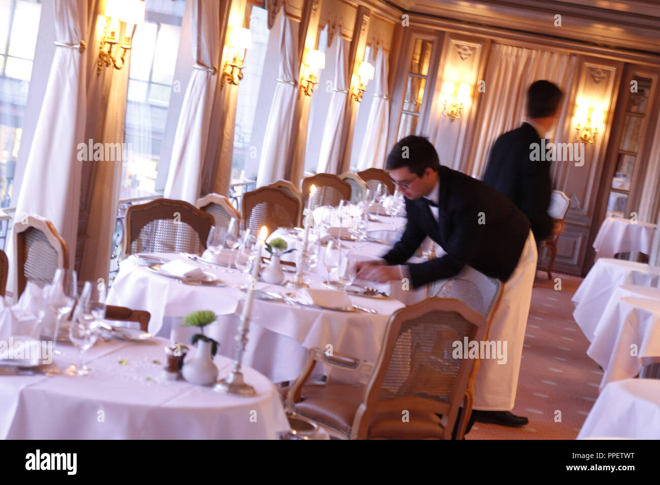 Reportage im Hotel Königshof: ein Tag mit dem Küchenchef Martin Fauster. Das Restaurant ist für den Abend vorbereitet. Stockfoto