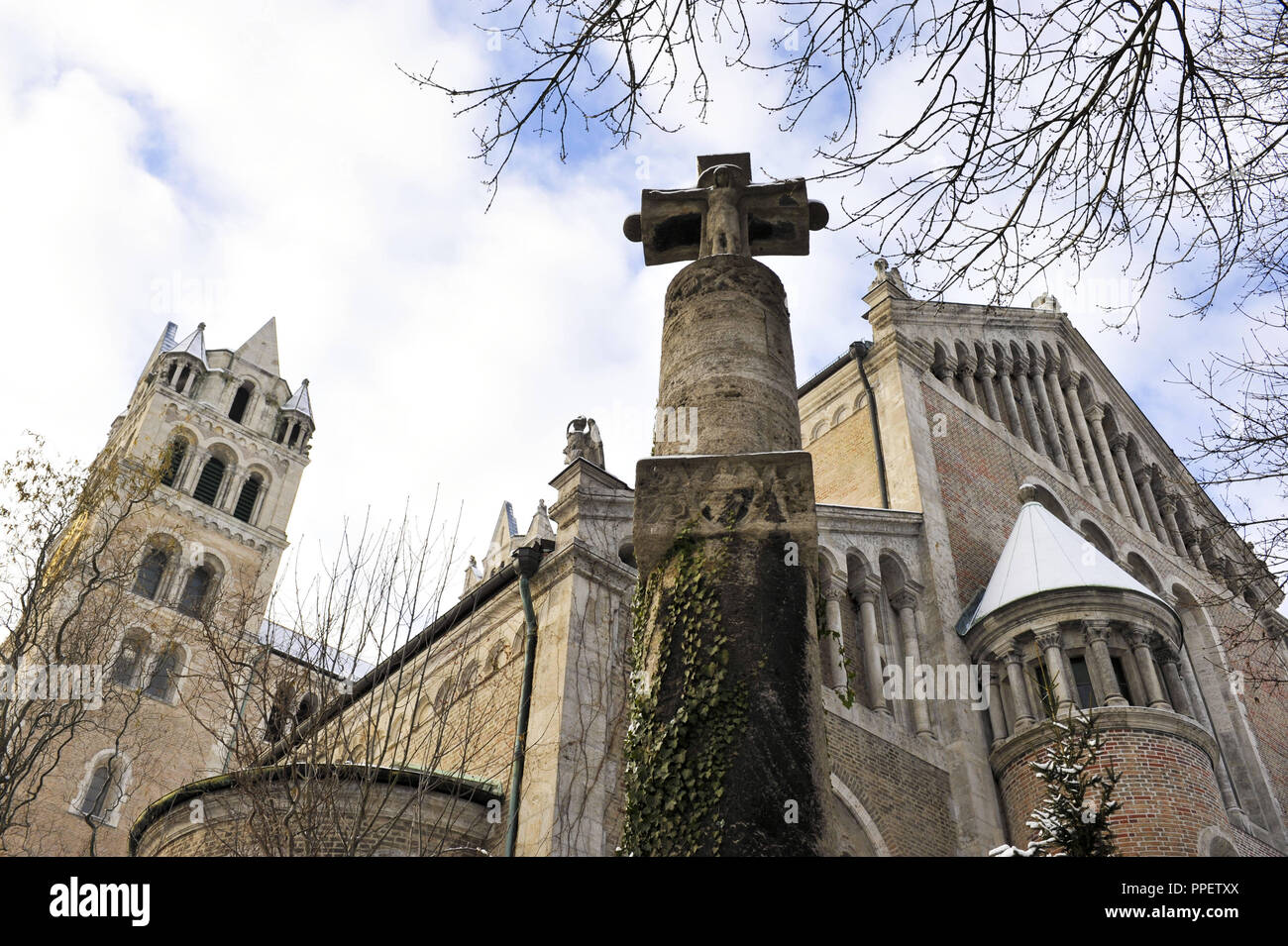 Die katholische Pfarrkirche St. Maximilian An der Auenstrasse bzw. Deutingerstrasse 4 im Glockenbachviertel in München. Stockfoto