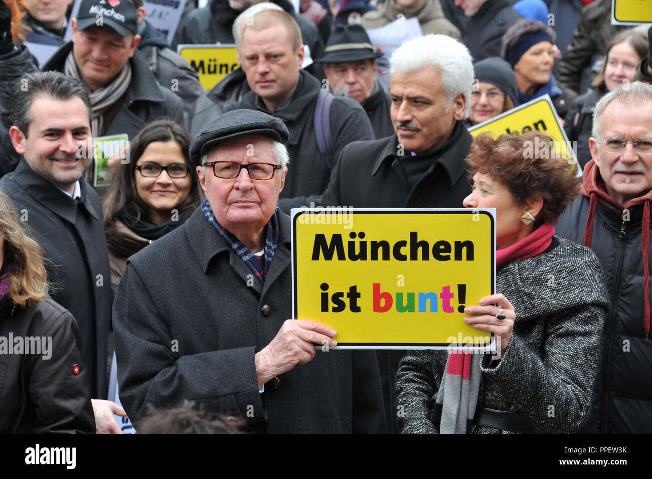 Bürger von München gegen Fremdenfeindlichkeit und Rassismus auf dem Marienplatz zeigen unter dem Motto 'München ist bunt". Dargestellt, ehemaliger Oberbürgermeister Hans-Jochen Vogel mit 'München ist bunt" zu unterzeichnen. Stockfoto