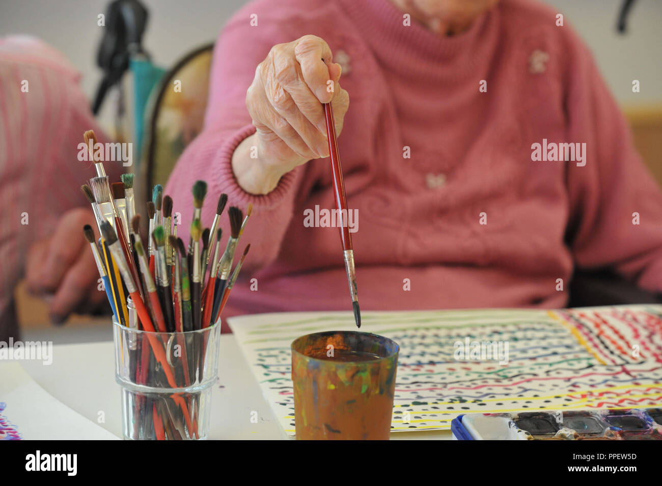 Ältere Leute an der kunst-Therapie in der marie-anne Clauss Senior Center in Fürstenried. Stockfoto