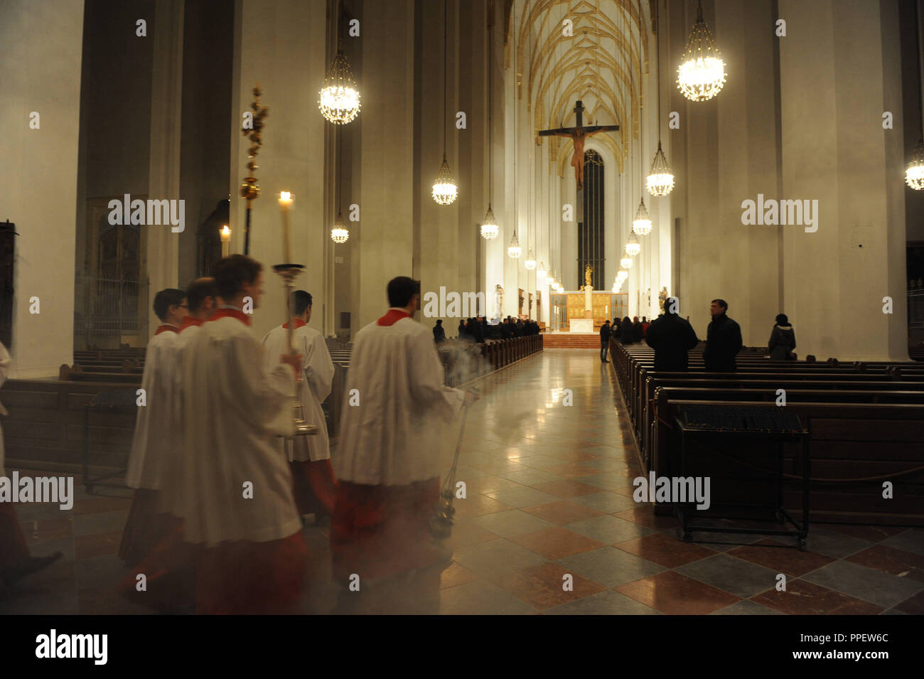 Kirche Service nach der Wahl des neuen Papstes in Rom, in der spärlich besetzten Liebfrauendom in München. Stockfoto