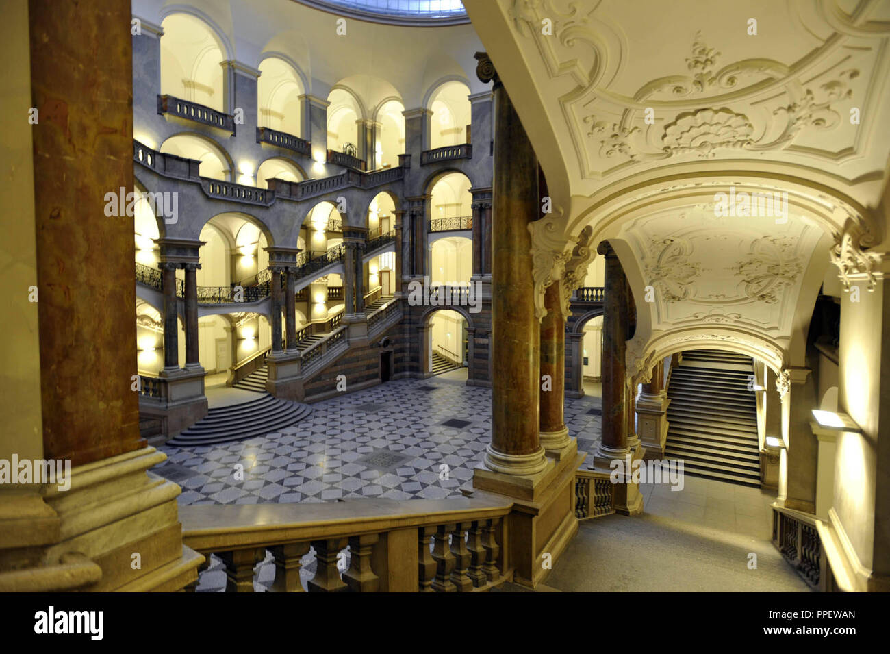 Treppe in den Justizpalast (Palast der Justiz) in München. Stockfoto